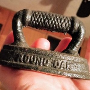 Vintage Iron Miniature Round Oak Sad Iron       1/24